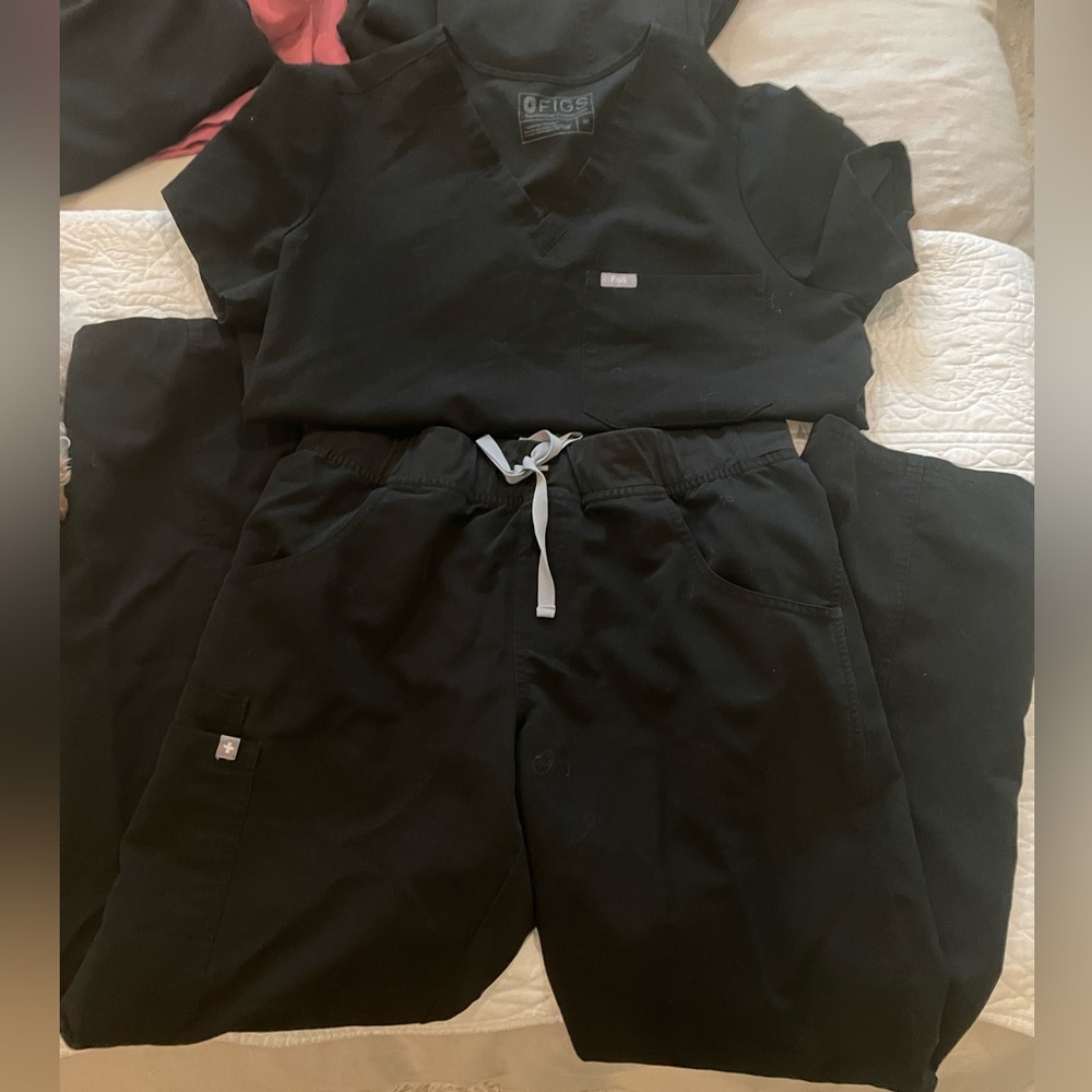 Black figs scrubs